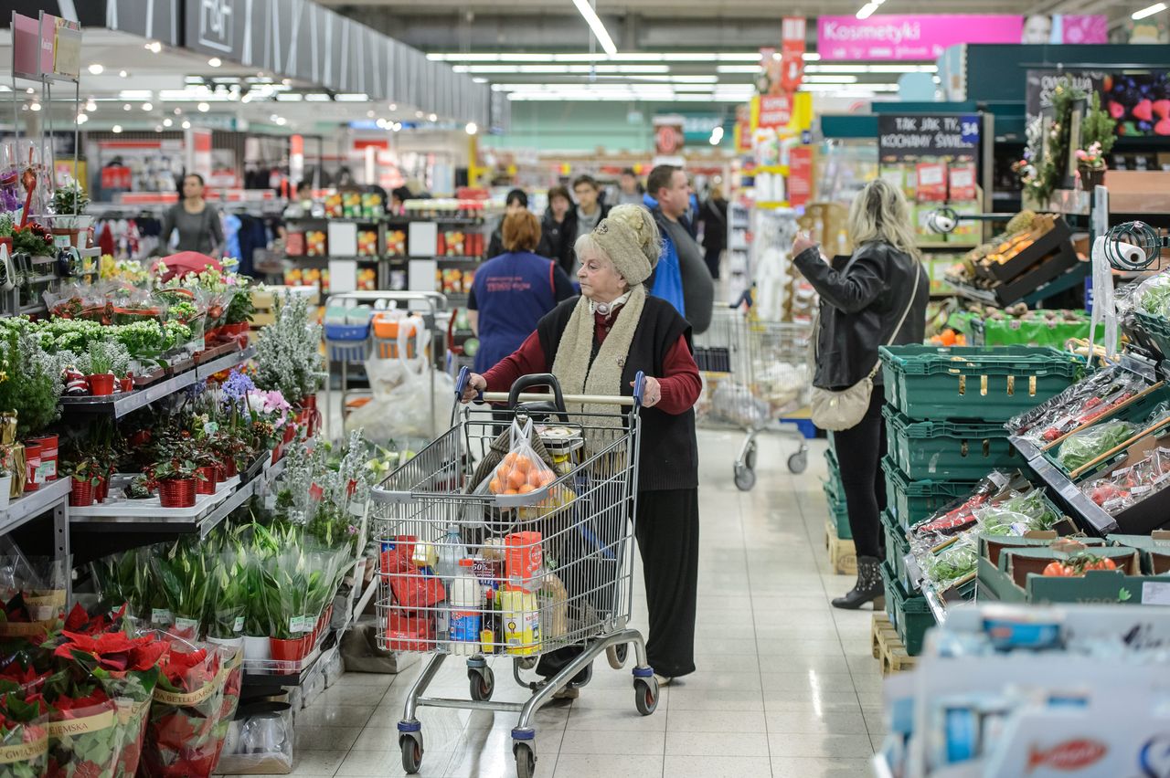 Sklepy reagują na zakaz handlu. Ma być dłużej, taniej i bez kolejek