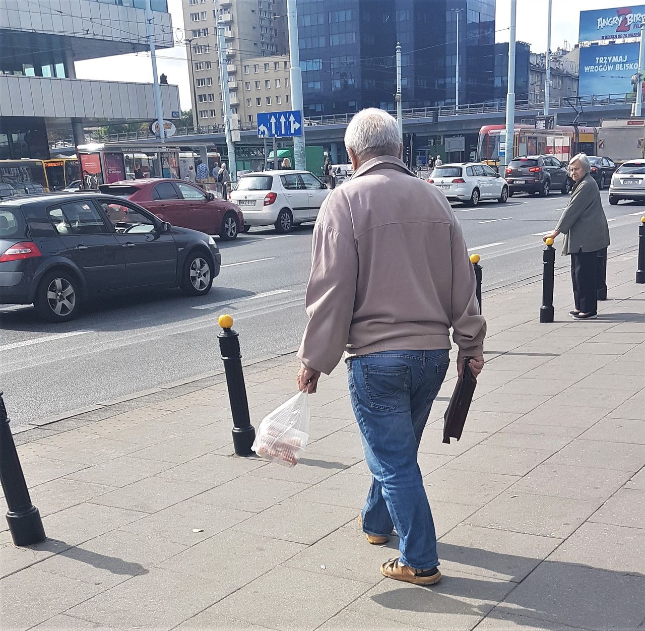 Opłata recyklingowa. Koniec z darmowymi torbami, ostatnie sieciówki wdrażają zmiany