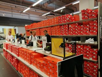 Handel w niedziele. Polacy wyjątkowo podzieleni, wynika z sondażu