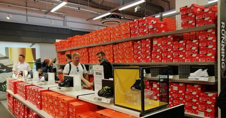 Handel w niedziele. Polacy wyjątkowo podzieleni, wynika z sondażu