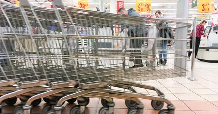 Do sklepów chodzimy coraz rzadziej. Branża drży