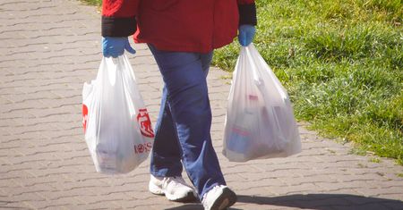Koronawirus. Jak bezpiecznie rozpakować zakupy?