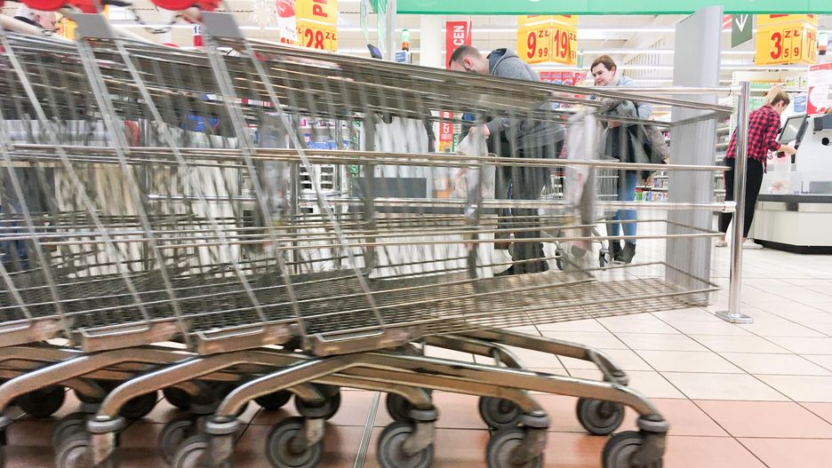 Są powody do niepokoju, coraz rzadziej chodzimy do sklepów. Kluczowe będą kolejne miesiące