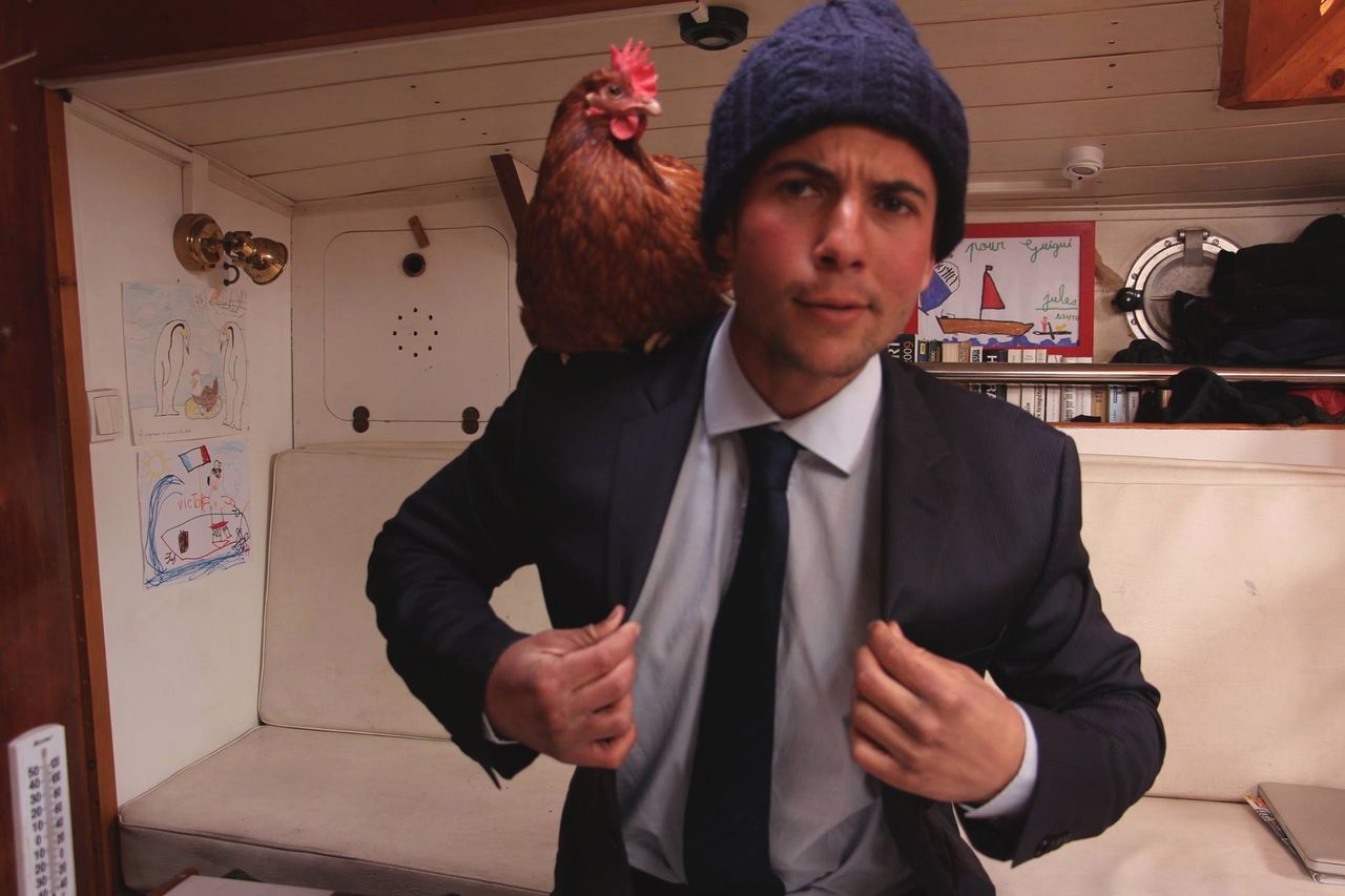 Podróżuje z... kurą. Nadał jej imię Monika