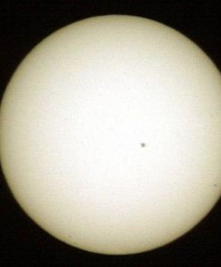 Merkury na tle tarczy Słońca