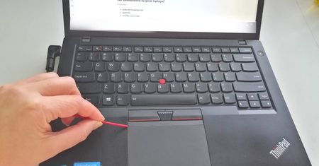 Od kiedy znam ten trik, czyszczenie klawiatury laptopa z kurzu to dla mnie błahostka!