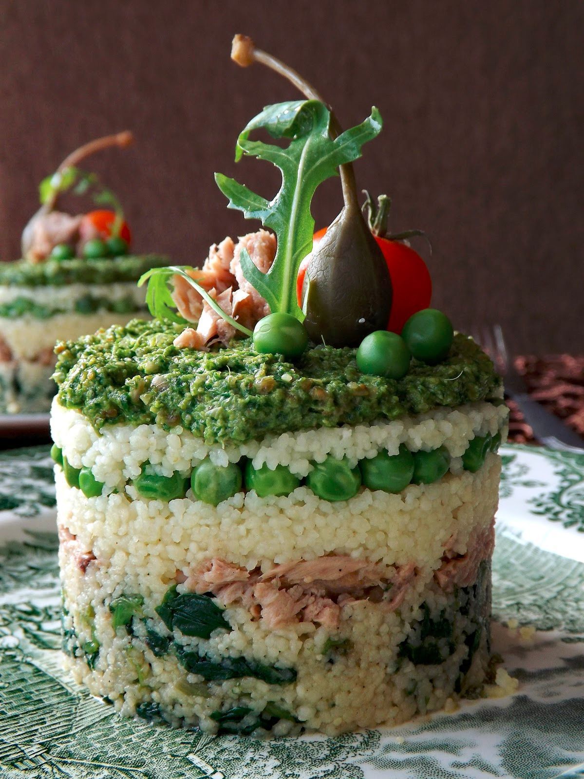 Torcik z kaszy kuskus ze szpinakiem, tuńczykiem, groszkiem i pesto