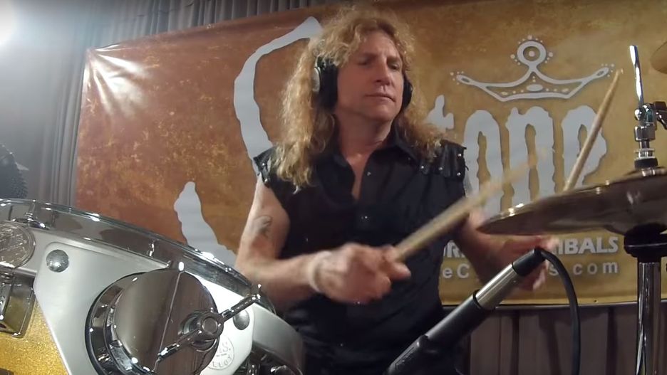 Steven Adler trafił do szpitala, sam się dźgnął nożem