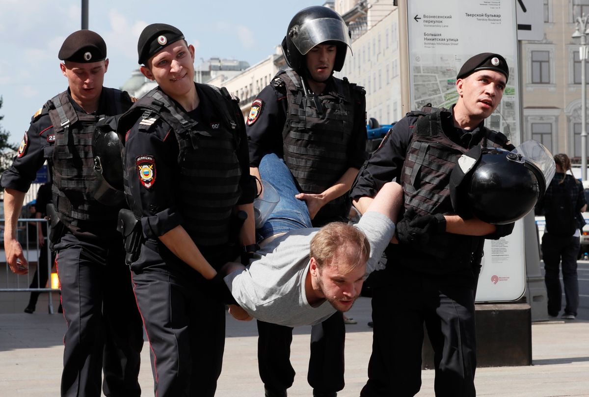 Moskwa. Policja zatrzymała ponad 500 osób, które chciały uczestniczyć w wiecu opozycji