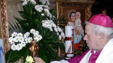 Biskup Stanisław Napierała umieścił relikwie Matki Teresy w kaliskiej bazylice