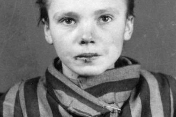 Czesława Kwoka na fotografii z obozu