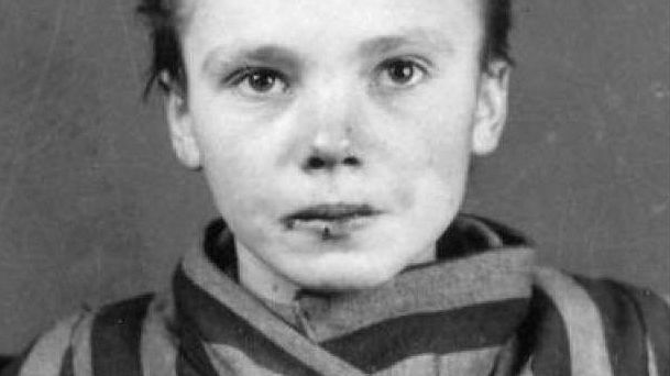 Czesława Kwoka na fotografii z obozu
