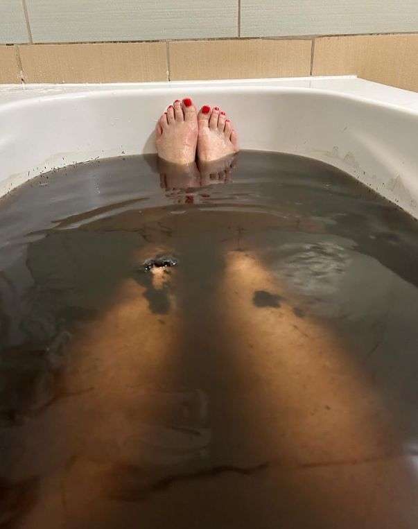 Monika Richardson nadaje z kąpieli w wannie (fot. Instagram)