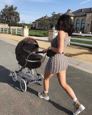 Kylie Jenner z wózkiem