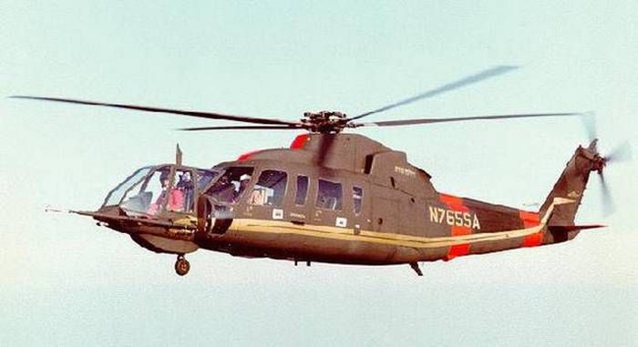 Sikorsky S-76 podczas testów, mających ustalić liczbę członków załogi nowego śmigłowca 