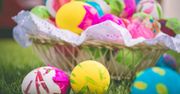 Tanie i naturalne barwniki do jajek. Odpuść naklejki i sztuczne proszki