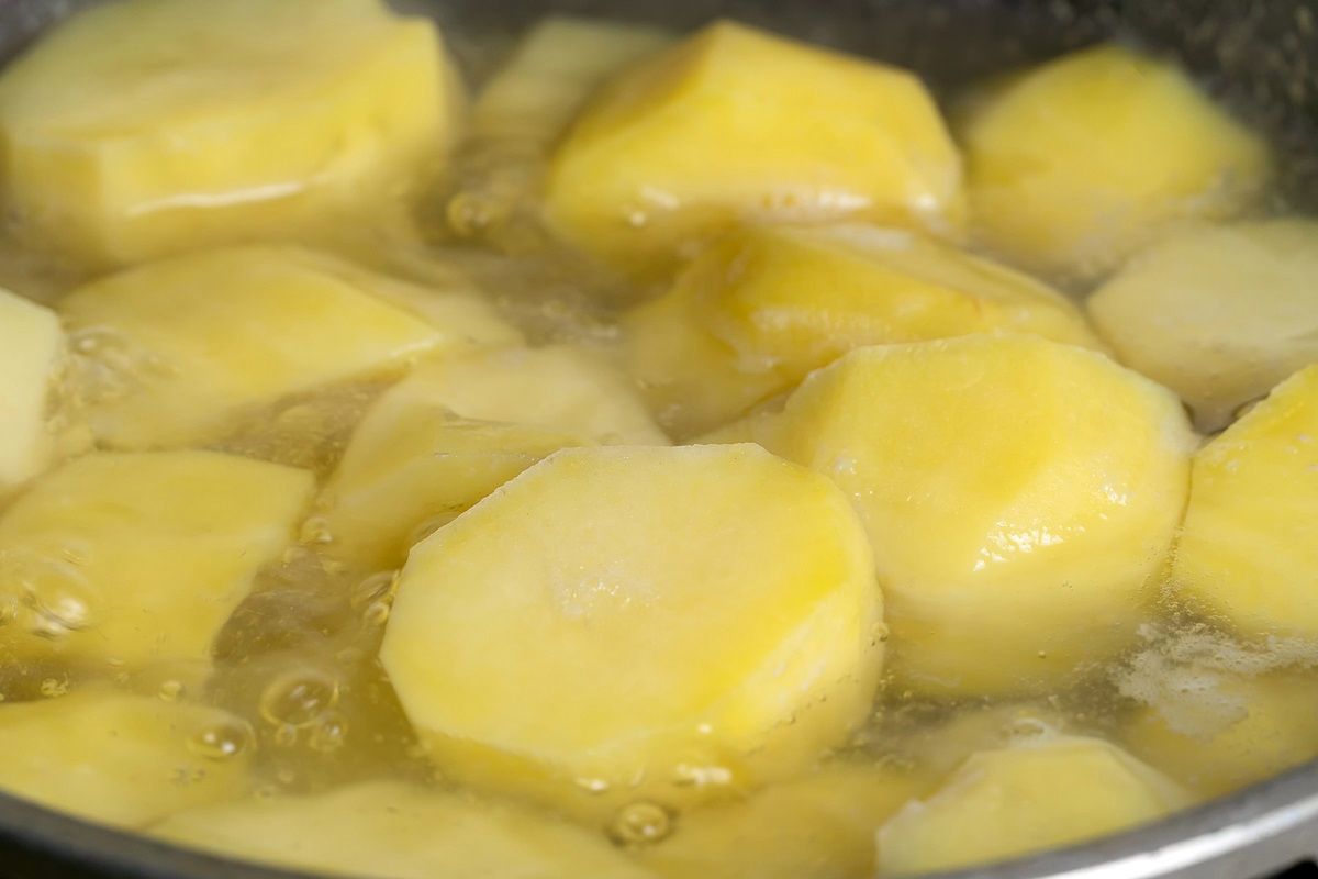 Woda po ziemniakach to doskonały naturalny kosmetyk. Fot. Getty Images