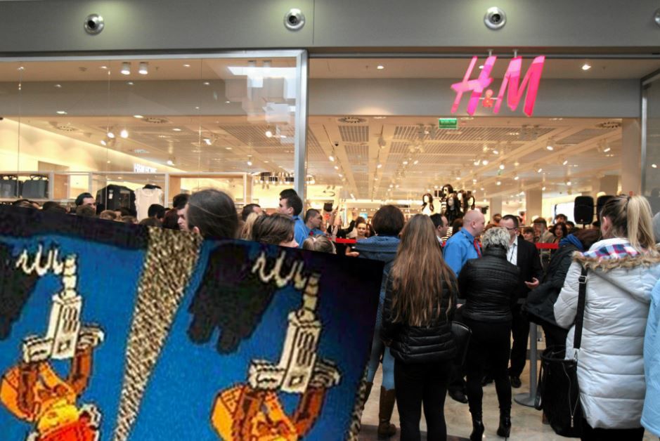 Seria problemów H&M. Sieć przeprasza za skarpetki z "Allahem"