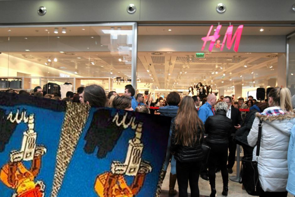 Seria problemów H&M. Sieć przeprasza za skarpetki z "Allahem"