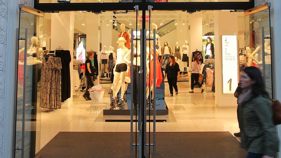 "Czy to przypadkiem nie rasizm?". Czarnoskórzy Polacy skomentowali kampanię H&M.