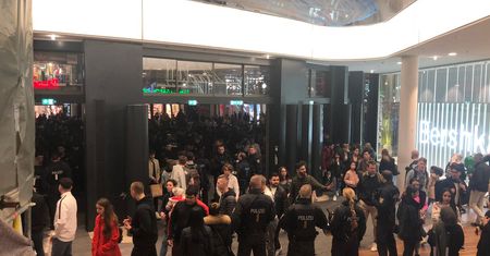 To miał być zwykły flash mob we Frankfurcie. Zaczęli rzucać kamieniami