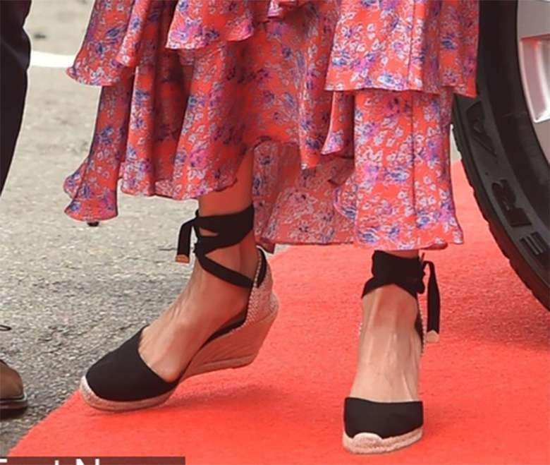 Stylizacja ciężarnej Meghan Markle drugiego dnia na Fidżi