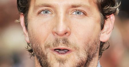 Bradley Cooper zapatrzony w postać z "Kac Vegas"