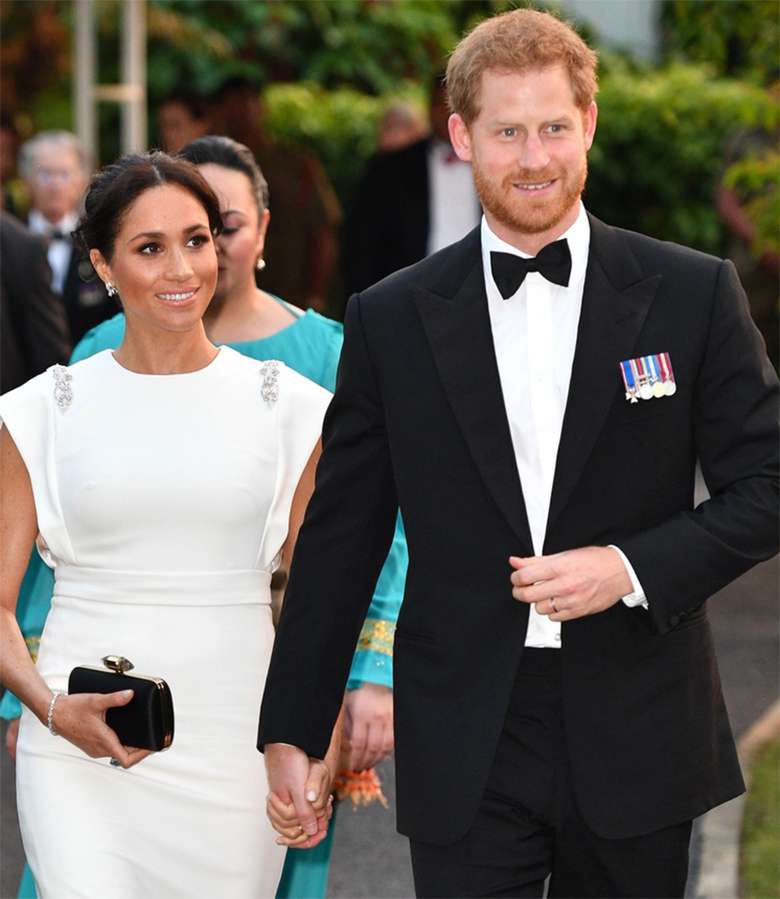 Meghan Markle w ciąży w białej kreacji na Fidżi