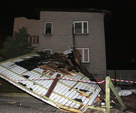 Zerwany dach, zawalony komin - w nocy ma wiać jeszcze mocniej