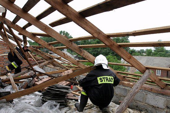 Pozrywane dachy, zniszczone samochody - Polska po burzy