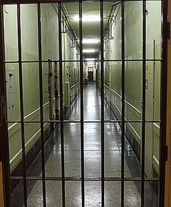 77-latek podejrzany o molestowanie 7-letniej dziewczynki powiesił się w areszcie