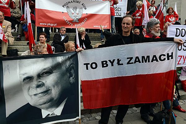 Polacy wierzą, że Lech Kaczyński zginął w wyniku zamachu? Sondaż CBOS