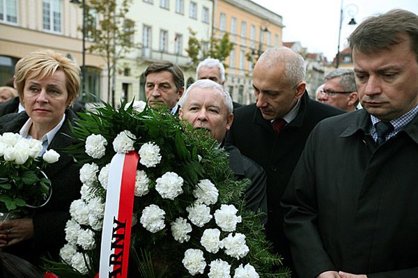 Świeże kwiaty przed Pałacem Prezydenckim