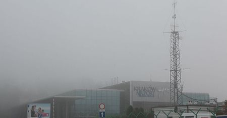Gęsta mgła utrudniała prace lotniska w Krakowie