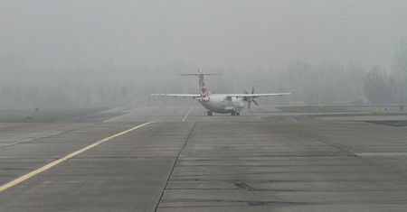 Gęsta mgła utrudnia prace krakowskiego lotniska