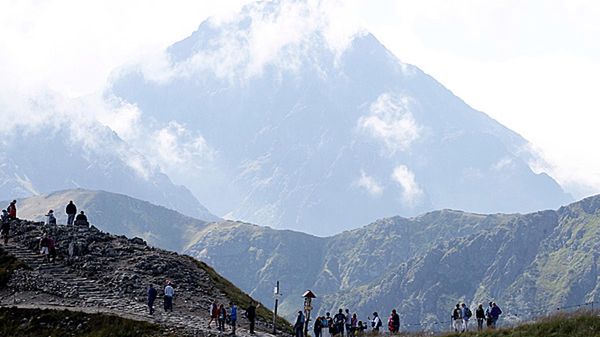 Turyści w rejonie Kasprowego Wierchu w Tatrach