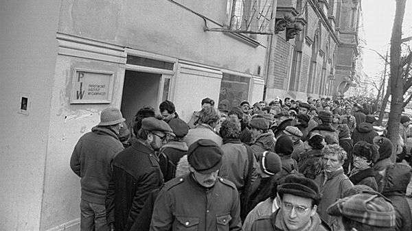 Przed sklepami PiW-u zawsze ustawiały się długie kolejki (fot. arch. z 1986 r.)
