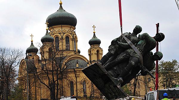 Demontaż figury głównej pomnika tzw. "Czterech śpiących" na pl. Wileńskim w Warszawie