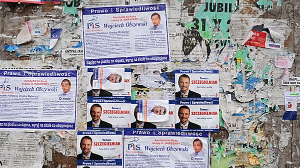 Plakaty wyborcze przy ulicy Dolnej w Warszawie (fot. archiwalne)
