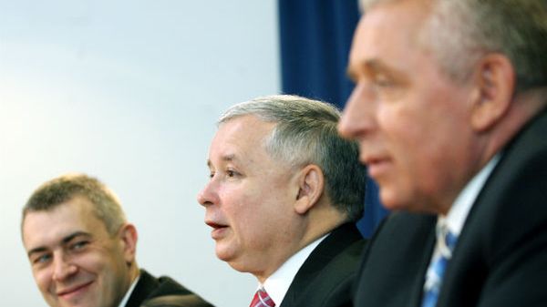 Jarosław Kaczyński, Andrzej Lepper i Roman Giertych po podpisaniu aneksu do umowy koalicyjnej