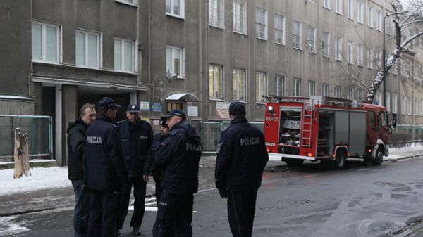 Policja i straż pożarna przy skrzyżowaniu ulic Gocławskiej i Grochowskiej w Warszawie