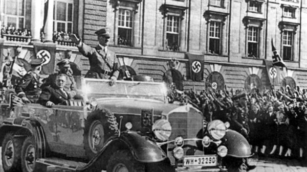 Hitler podczas przejazdu ulicami Wiednia w 1938 r.