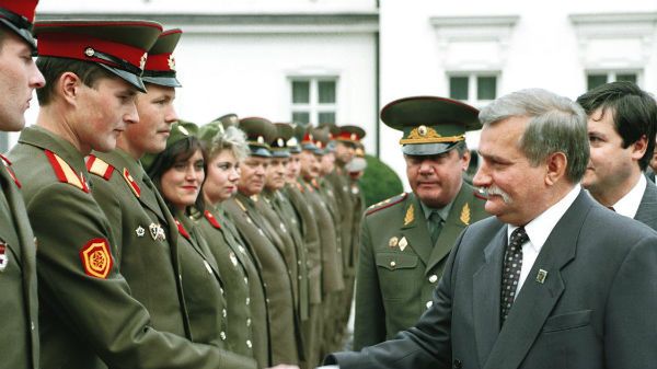 Prezydent Lech Wałęsa żegna rosyjskich żołnierzy na dziedzińcu Belwederu 17.09.1993 roku.