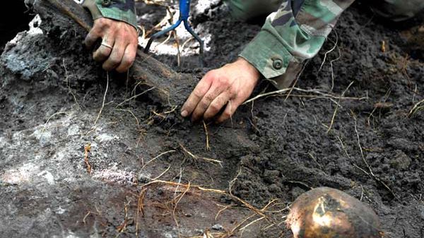 Zbiorowa mogiła - ludzkie kości znalezione na tzw. trupim polu w rejonie wsi Ostrówki na Ukrainie