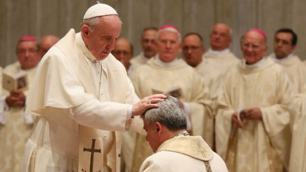 Papież Franciszek (z lewej)