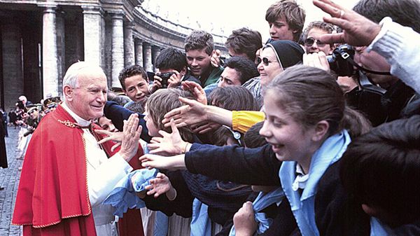 Jan Paweł II wita się z dziećmi i młodzieżą na Placu św. Piotra (fot. arch.)