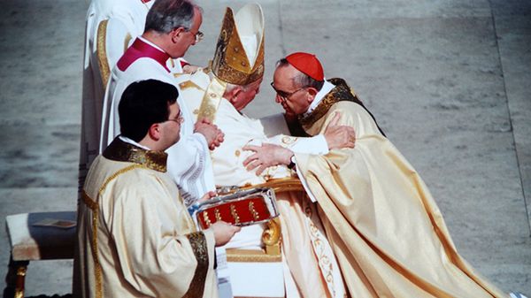 Jorge Mario Bergoglio - przyszły papież Franciszek - w dniu, w którym został mianowany przez papieża Jana Pawła II na kardynała (2001 r.)