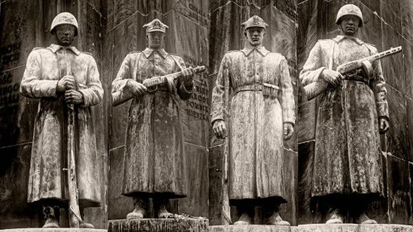 "Czterech śpiących" czyli dolna część pomnika. Zdjęcia wykonał Jarosław Królikowski