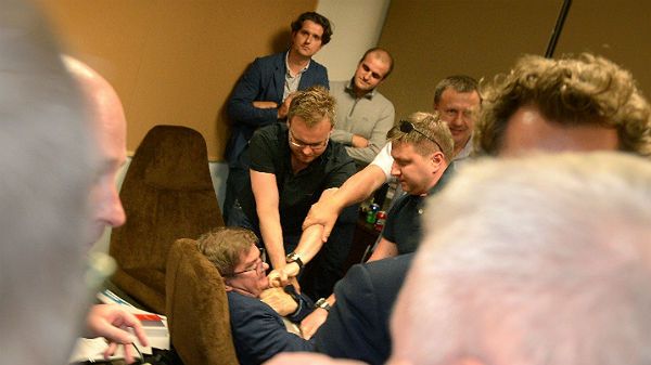 Funkcjonariusze ABW próbują siłą odebrać Sylwestrowi Latkowskiemu komputer