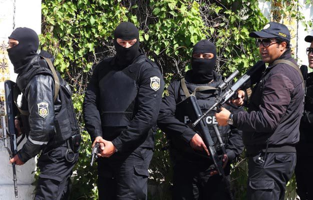 Antyterroryści przed muzeum Bardo w Tunisie